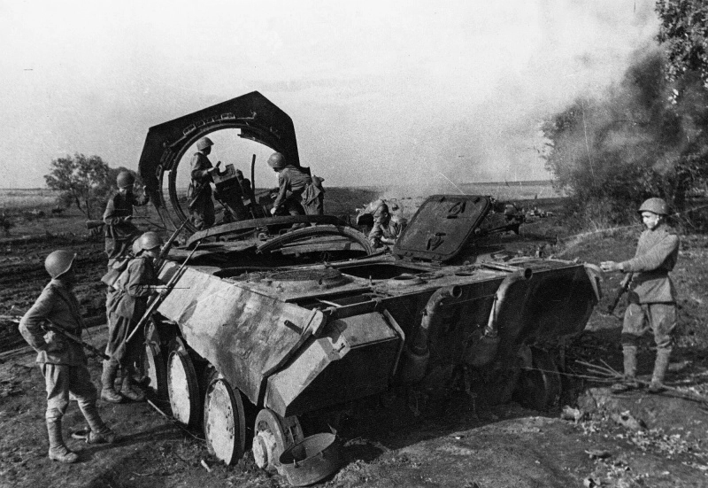 Советские солдаты осматривают немецкий танк Pz.Kpfw. V «Пантера», уничтоженный во время боев под Прохоровкой