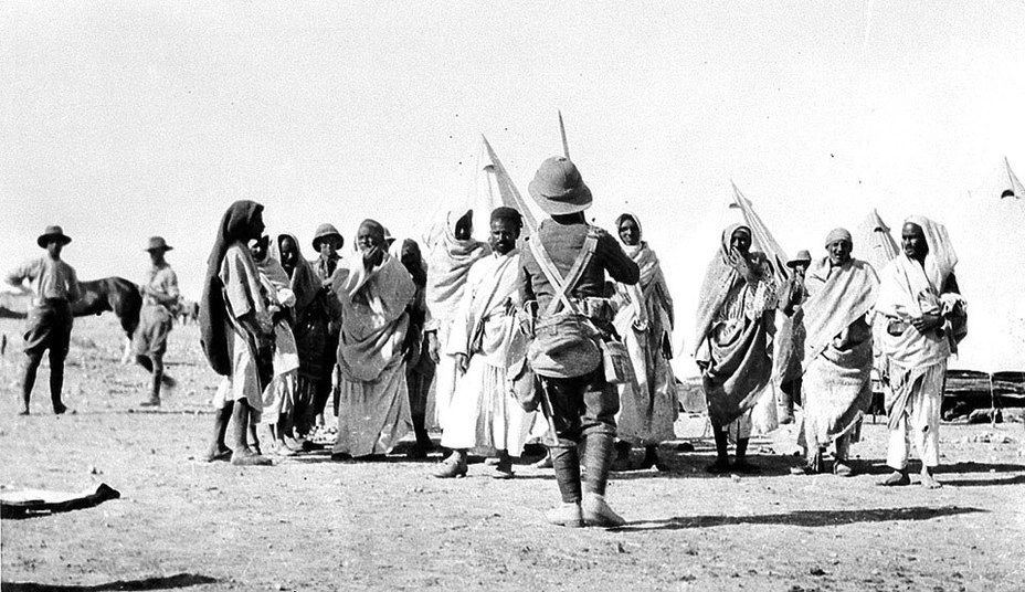 Британские солдаты конвоируют пленных воинов ордена Санусия.