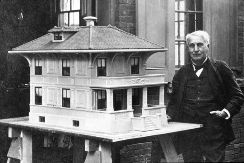 Томас Эдисон показывает модель бетонного дома.