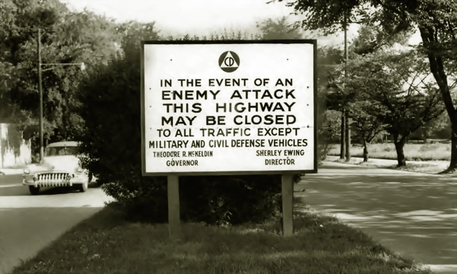 Плакат с предупреждением от Службы гражданской обороны о закрытии шоссе для гражданского транспорта в случае нападения врага. Вашингтон, 1950-е гг.