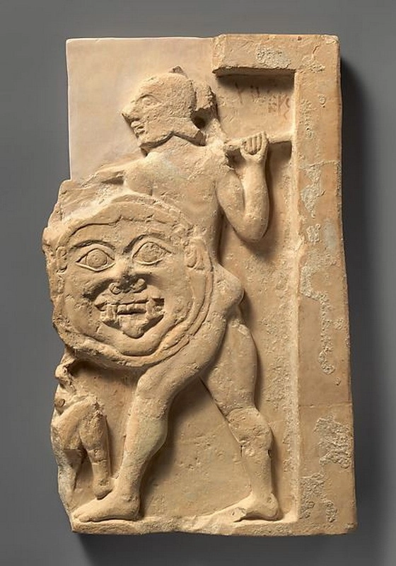 Терракотовый рельеф, изображающий Ахилла со щитом, около 600 года до н.э. Метрополитен музей, Нью-Йорк.