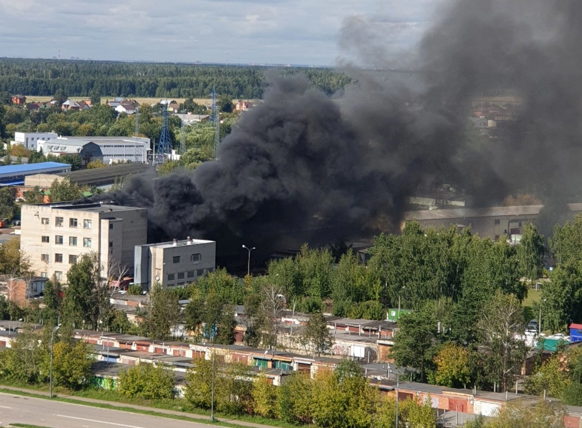 Что случилось в балашихе сегодня. Химзавод Балашиха. Фабрика горела в Балашихе. Пожар на заводе Рубин Балашиха. Горит химический завод.