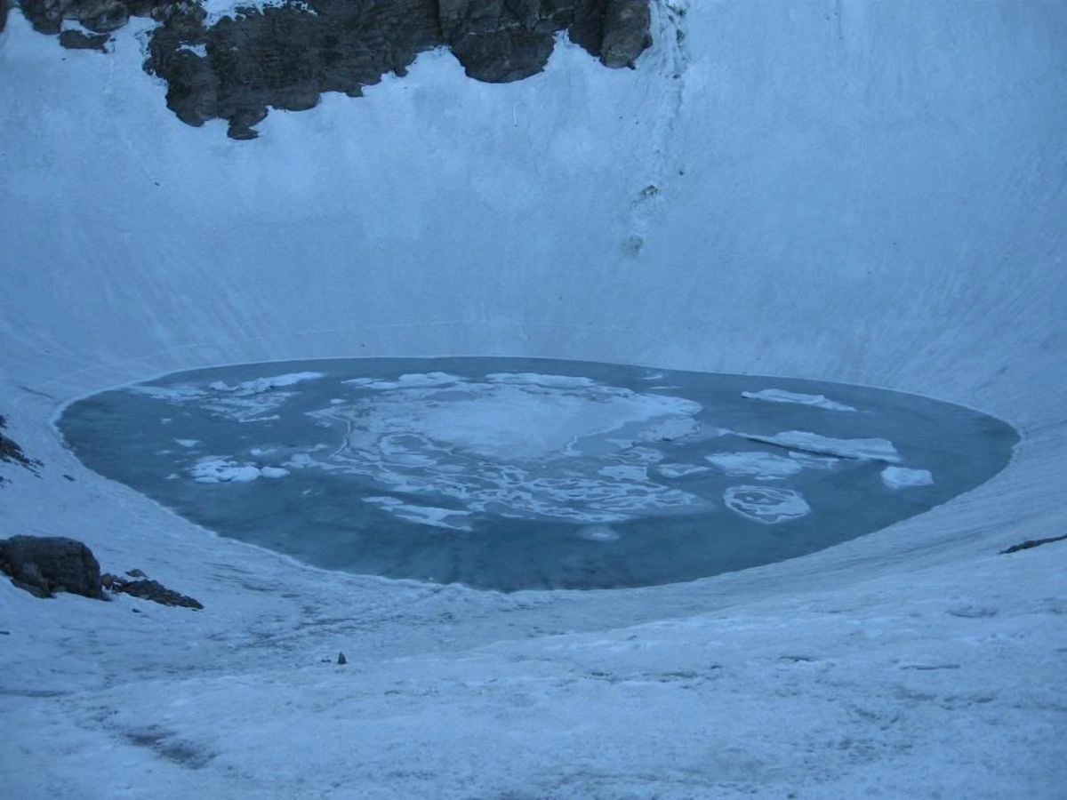 Чем его удивило озеро. Озеро Роопкунд озеро скелетов. Гималайское озеро Роопкунд. Озеро Роопкунд Индия. Озеро скелетов (Уттаракханд, Индия).