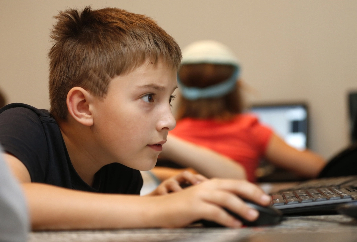 Зависимость игр подростков. Подросток и компьютер. Дети за компьютерными играми. Ребенок за компьютером. Подросток за компьютерными играми.