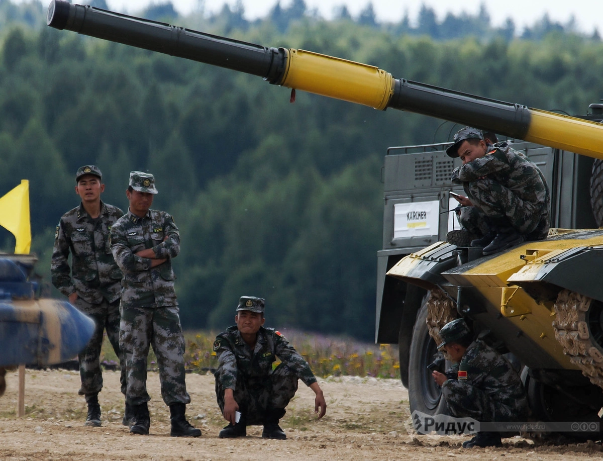 Китайский экипаж в ожидании заезда Китайский экипаж в ожидании заезда