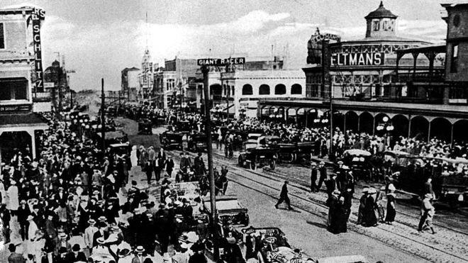 Кони-Айленд начала прошлого века: на той стороне улицы видна вывеска ресторана Фельтмана