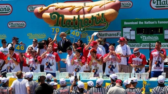 Свой первый конкурс на поедание хот-догов Nathan's провели на Кони-Айленде 4 июля 1916 года. Сейчас соревнования проходят ежегодно (на снимке - участники конкурса этого года)