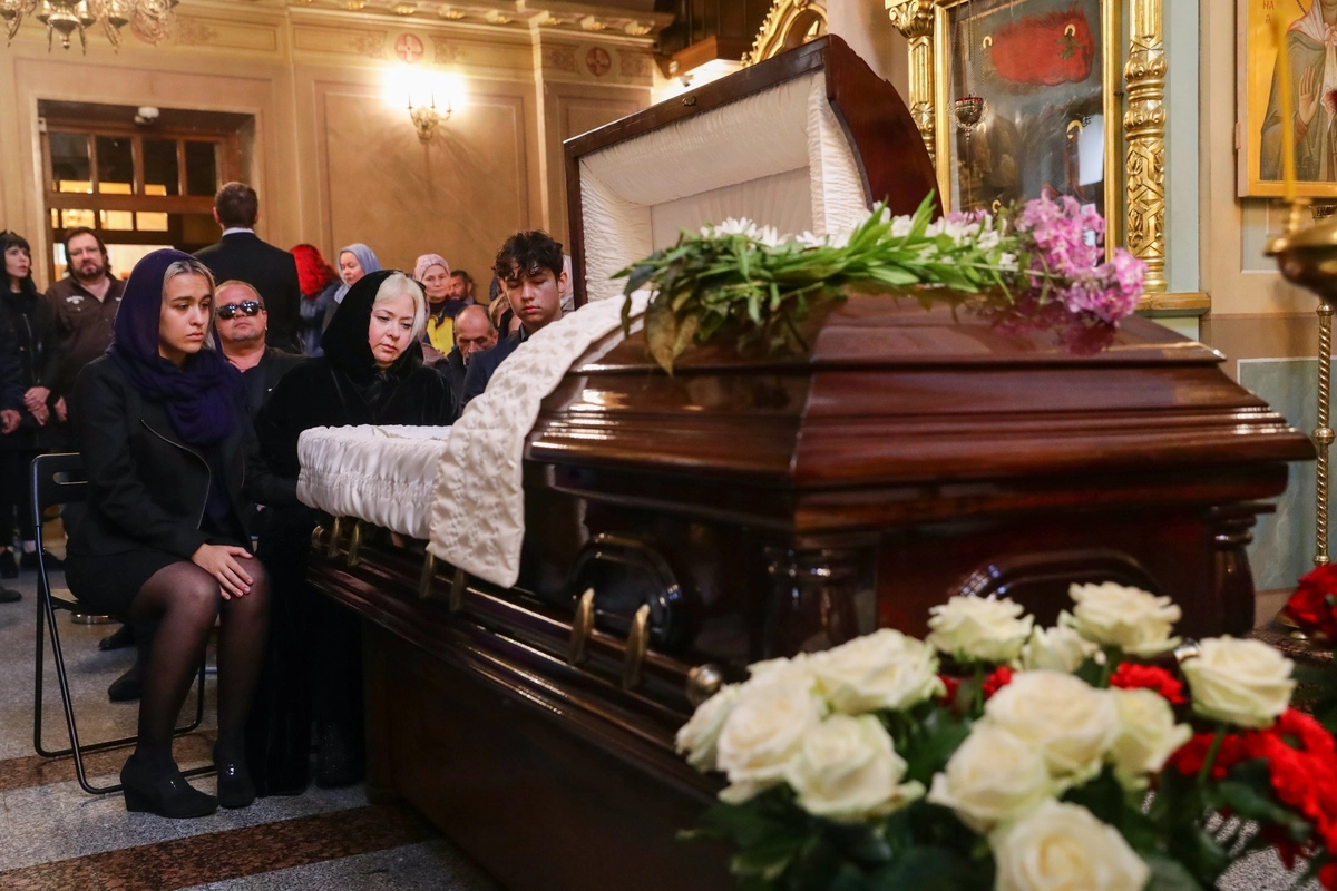 Вдова после похорон. Могила вилы Токарева в Москве.