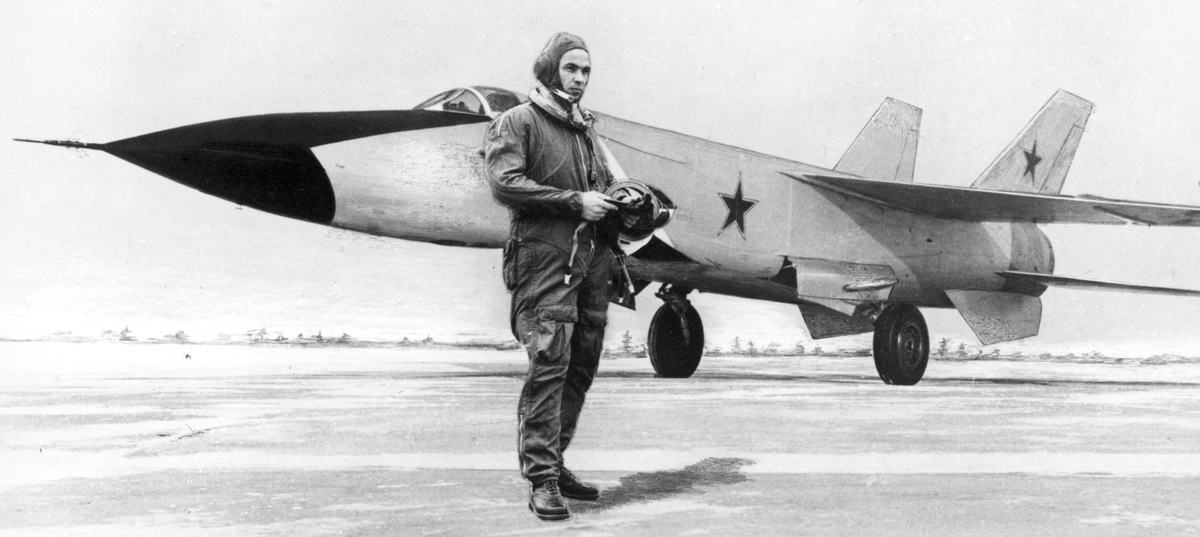 Возле МиГа-25