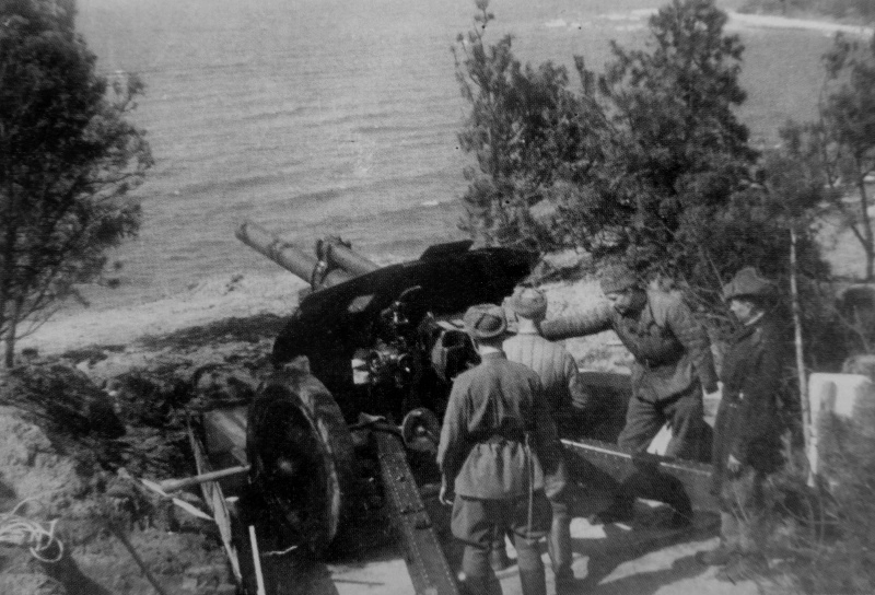 Расчёт 122-мм гаубицы 11-й гвардейской армии. Восточная Пруссия, апрель 1945 года. 