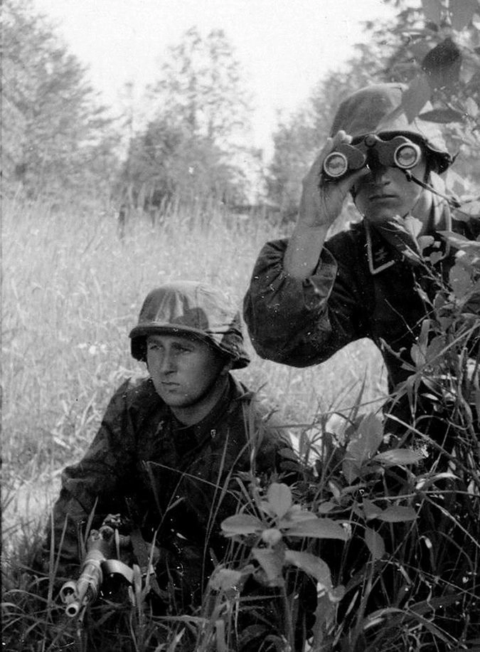 Эсэсовцы ведут наблюдение во время антипартизанской акции.