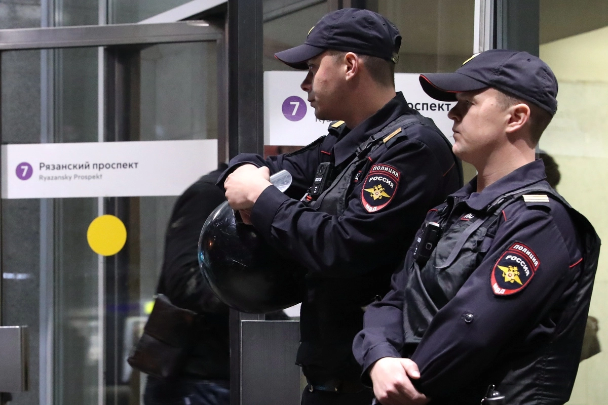 Мвд россии метро. Полиция УВД на Московском метрополитене. Российский полицейский. Полицейский метрополитена. Сотрудник полиции метрополитена.