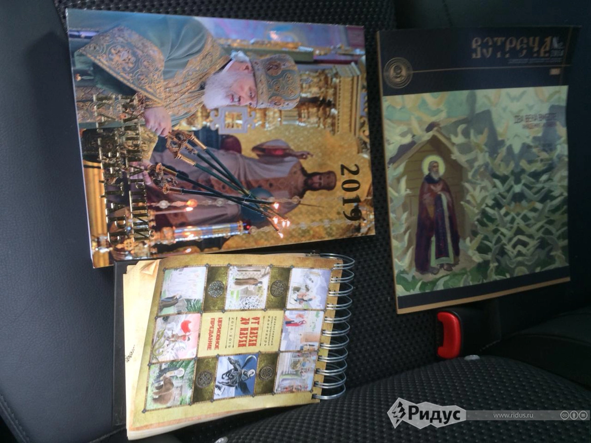 В салоне автомобиля после его обнаружения.