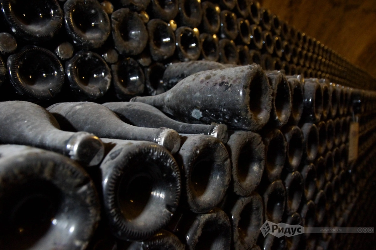 Выдержка вина в горных туннелях «Абрау-Дюрсо»