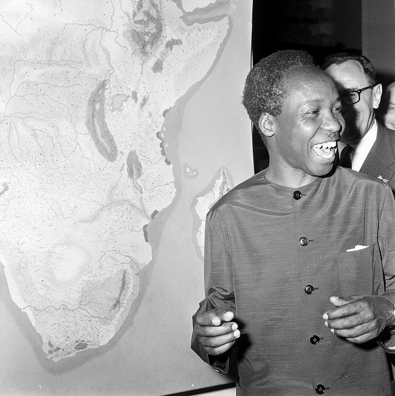 Президент Танзании Джулиус Ньерере у карты Африки, 1965 год.