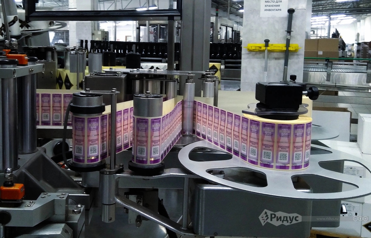 Машина для наклейки акцизных марок