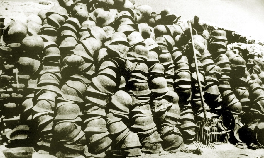 Каски солдат капитулировавшей 17-й армии вермахта, сложенные в освобождённом Севастополе, май 1944 года. Такому итогу предшествовали упорные бои