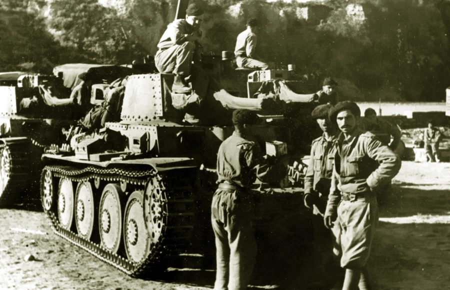 Экипажи 2-го румынского танкового полка у своих Pz.Kpfw.38(t) в Крыму, ноябрь 1943 года