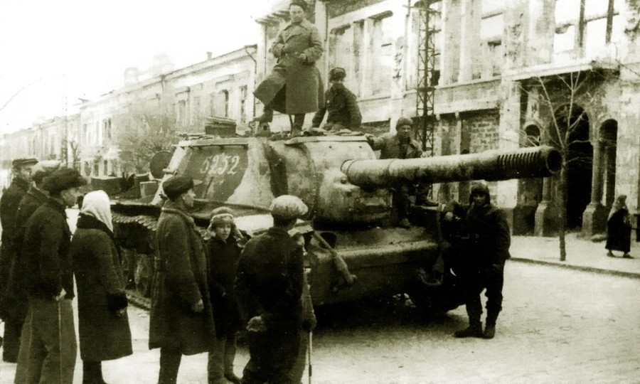 СУ-152 1452-го тяжёлого самоходно-артиллерийского полка в освобождённом Симферополе, апрель 1944 года