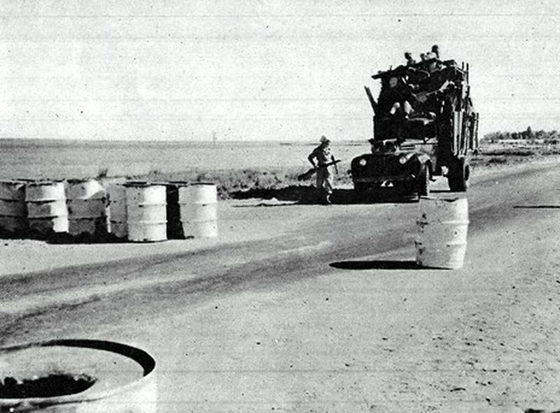 Египетские рабочие покидают зону Суэцкого канала, октябрь 1951 года