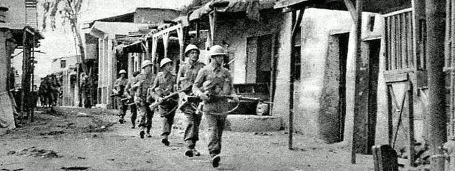 Британские солдаты патрулируют арабские кварталы Исмаилии, начало 1952 года
