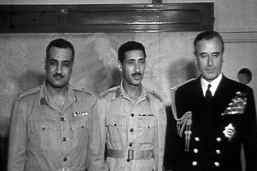 Первый морской лорд адмирал Маунтбеттен (справа) в Каире с президентом Насером (слева), октябрь 1954 года
