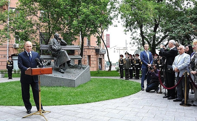 Владимир Путин на открытии памятника Сергею Михалкову