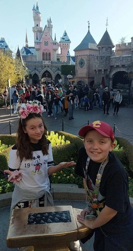 С обломком аттракциона успели сфотографироваться дети