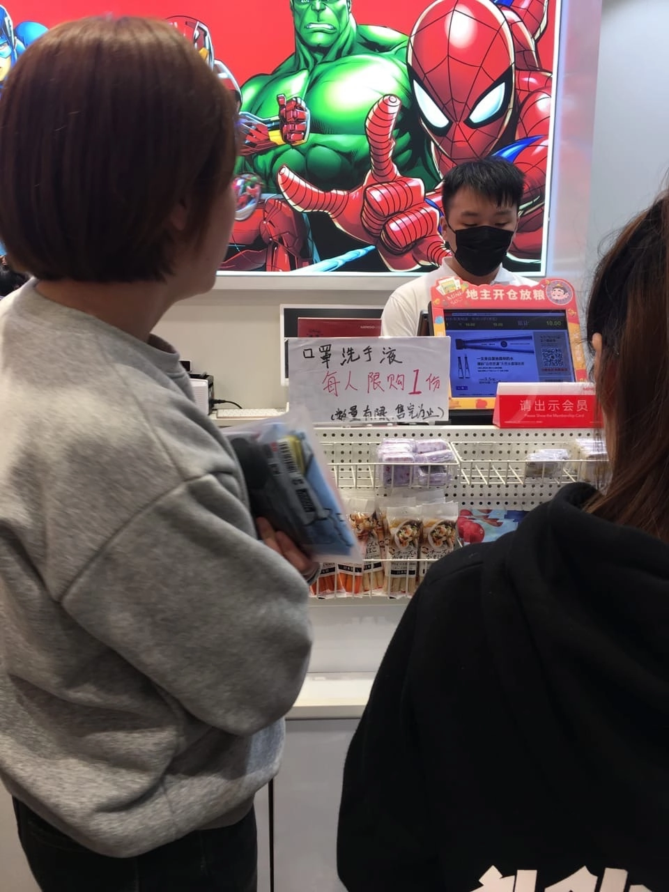 Надпись в аптеке гласит, что в одни руки отпускается только одна упаковка масок.