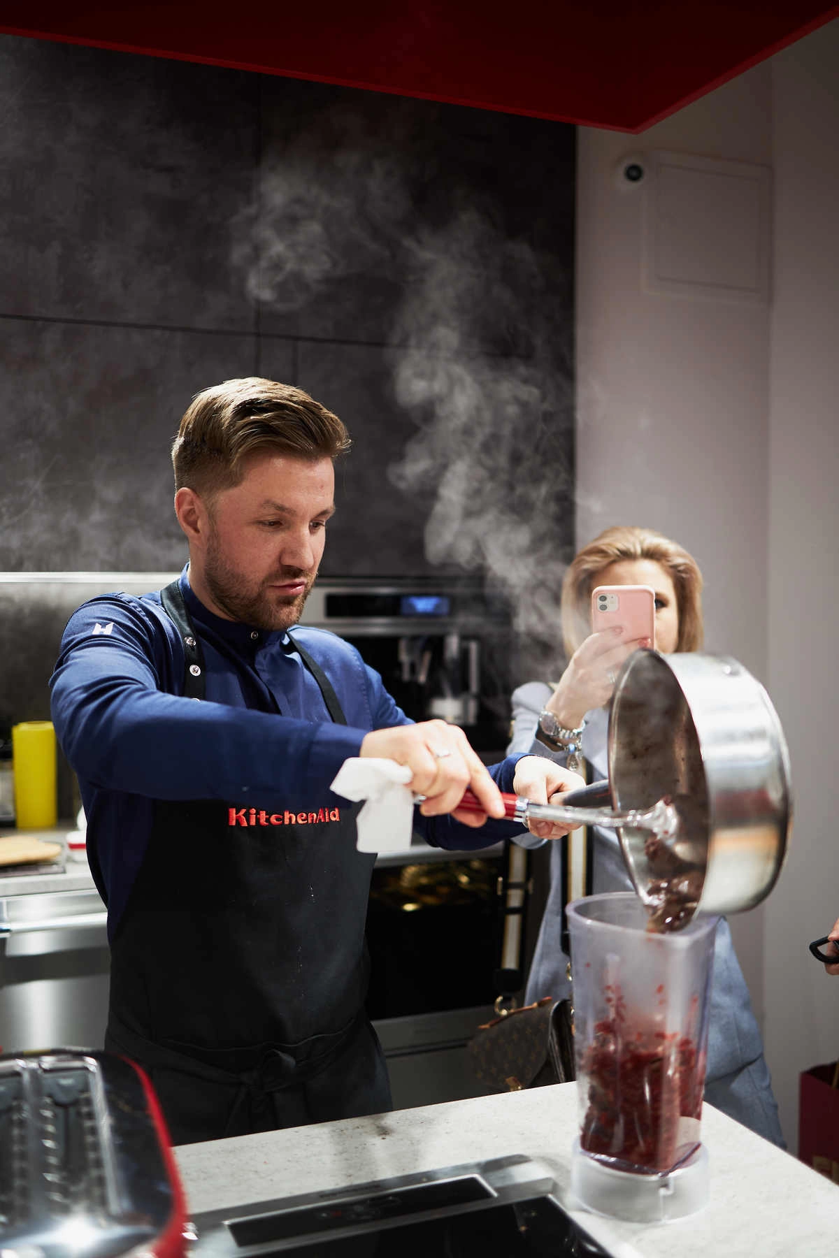 Амбассадор KitchenAid в России Виталий Истомин демонстрирует возможности техники Амбассадор KitchenAid в России Виталий Истомин демонстрирует возможности техники