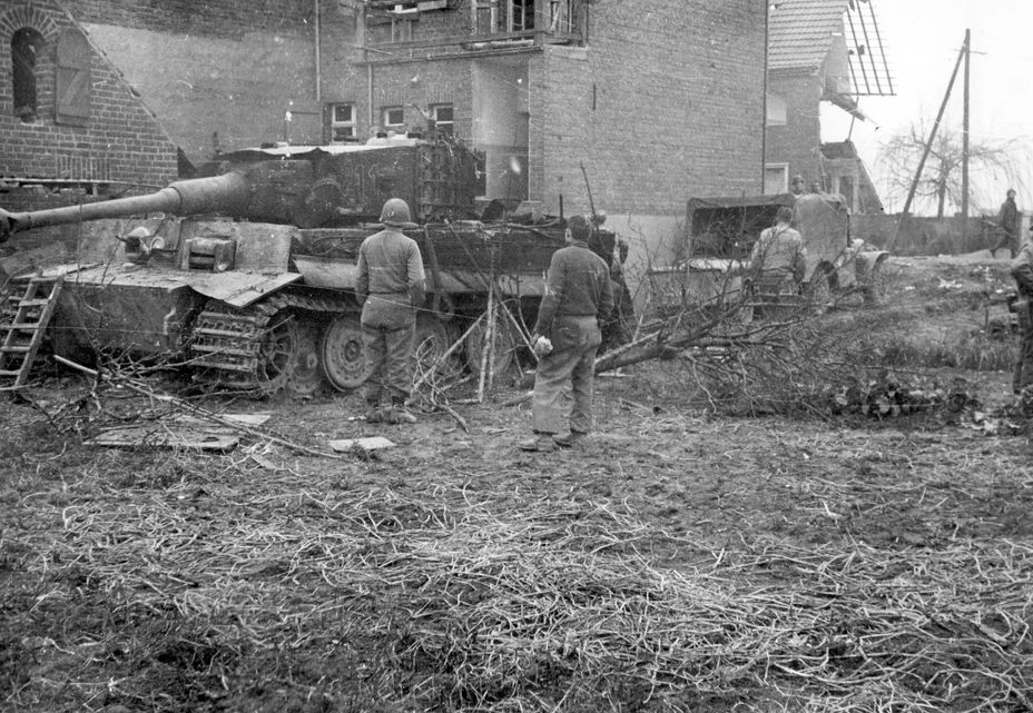 Одна из жертв Т26Е3 у Эльсдорфа: «Тигр», подбитый бронебойной болванкой Т33. Несмотря на свои недостатки, «Першинг» был способен бороться с немецкими тяжелыми танками на равных