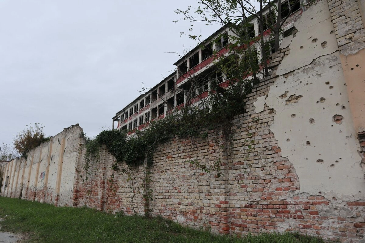 Причина появления банальна - лозунг 