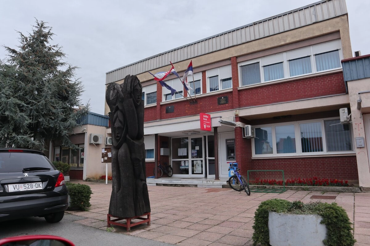 Так странным образом, война за независимость Хорватии от СФРЮ в какой-то момент трансформировалось в войну за независимость РСК от уже самой Хорватии. В принципе, в последствии в Боснии было то же самое. Самые ожесточённые бои шли в 1991 году, и они так и не смогли предотвратить оба процесса. Сопровождалось всё это страшными геноцидами, в т.ч. мирного населения, с обеих сторон, были и концентрационные лагеря и у тех и у других. Естественно, югославское руководство всячески поддерживало Сербскую Краину, что сильно било по международной репутации страны.