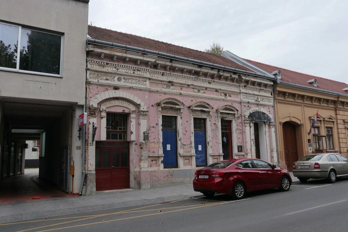 Город Вуковар, находившийся в третьем эксклаве - в Восточной Славонии на самой границе с Сербией. В 1991 году с сентября по ноябрь именно здесь шли самые жестокие бои. Город контролировался Хорватией, и его пыталась вернуть под свой контроль тогда ещё армия Югославии. Это удалось ценой кровополитных боёв и больших потерь с обеих сторон. Впоследствии, город назвали 