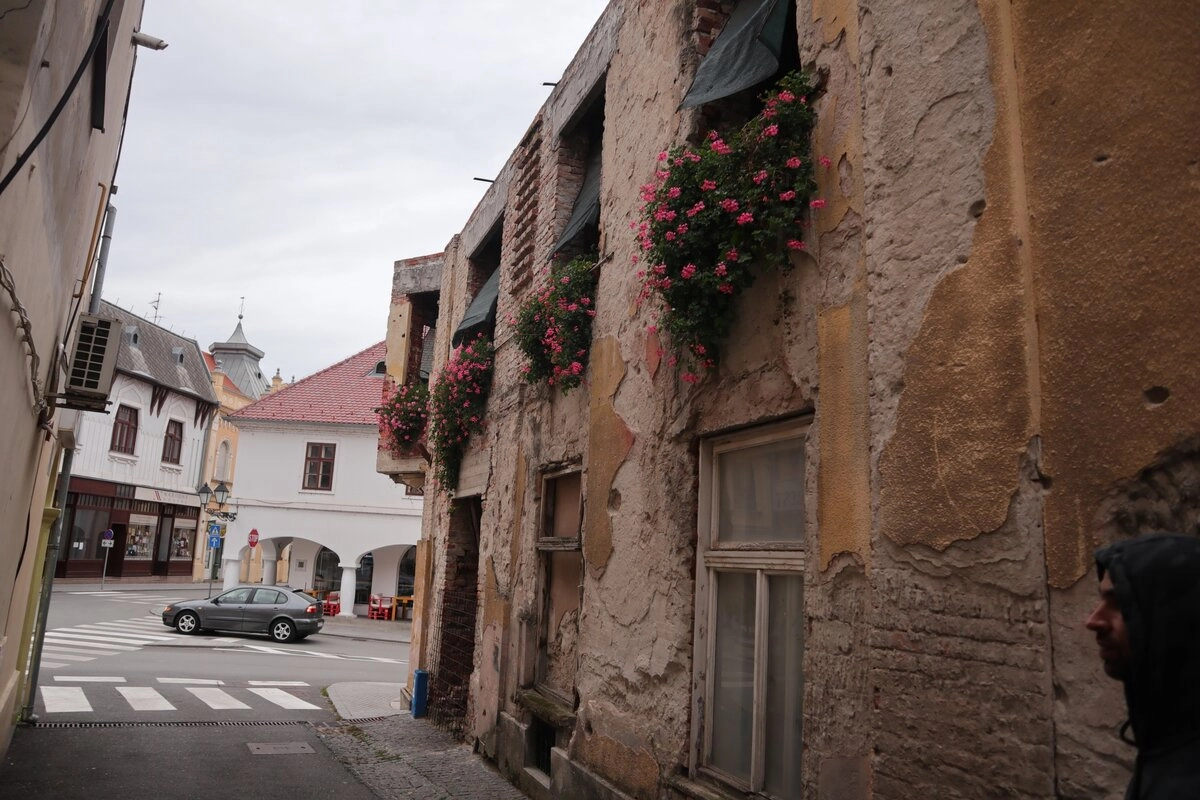 Восточная Славония оставалась последним оплотом сербов, и была при международном посредничестве мирно интегрирована в состав Хорватии уже в 1998 году. Что не помешало хорватскому правительству провести там аналогичную националистическую политику. Так, Сербская Краина перестала существовать окончательно. Подавляющее большинство сербов с территории Хорватии было изгнано.