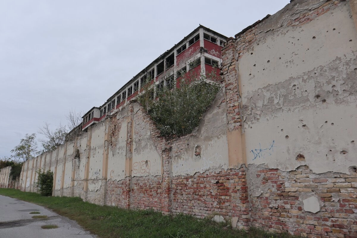 Но следов от войны тут осталось очень много - их никто не спешит заделывать.