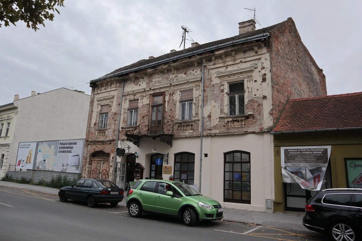 Причём как по окраинам, так и в самом центре. Никого дырки в домах не смущают.