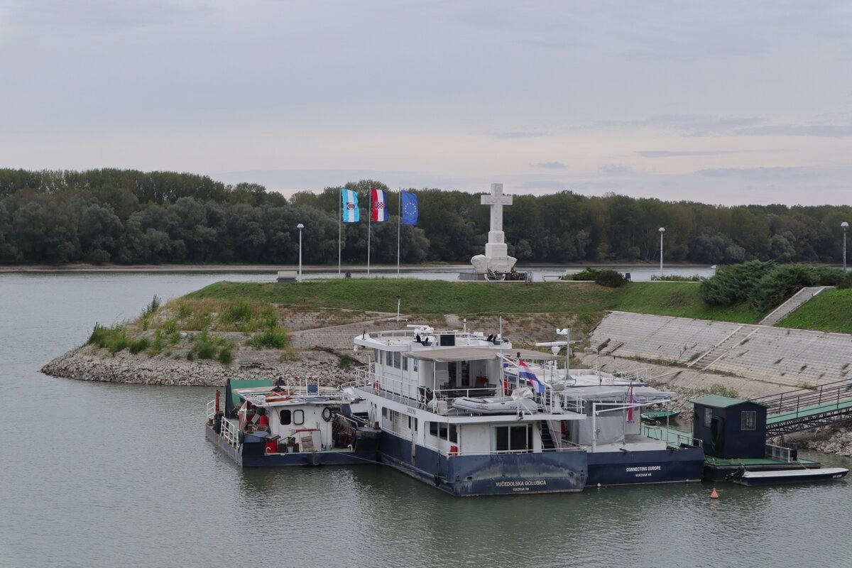 На той стороне реки уже Сербия, там свободно можно использовать и кирилиллицу, и латиницу. А тут...