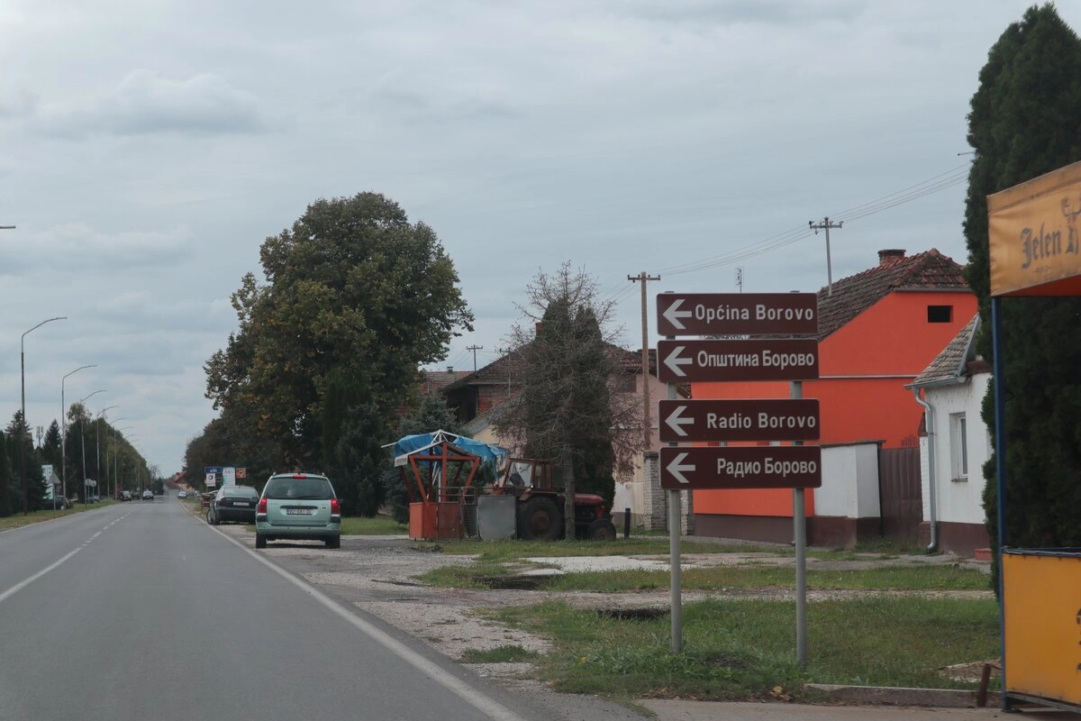 В десятых годах под давлением Евросоюза Хорватия, скрипя сердцем, разрешила использование сербского языка в паре муниципалитетов в районе Вуковара, где ещё осталось немного сербов (странно, кстати, что Евросоюз не продавил так же Прибалтику в своё время). В частности - посёлок Борово, где и началась гражданская война.