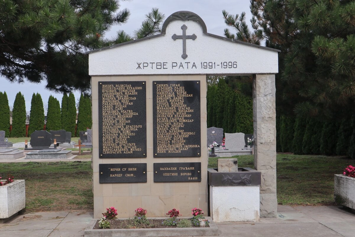 А также сербское кладбище, на котором можно даже найти пару памятников героям 