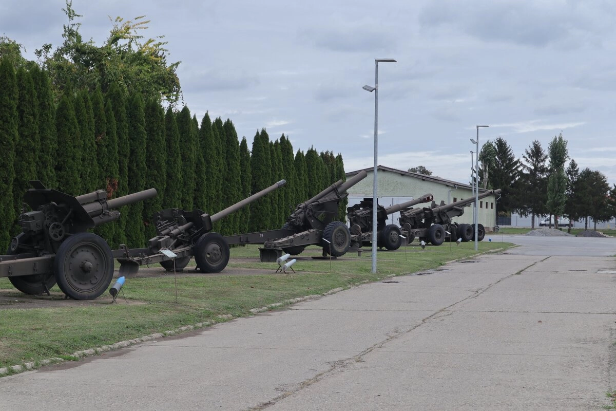 А также сербское кладбище, на котором можно даже найти пару памятников героям 