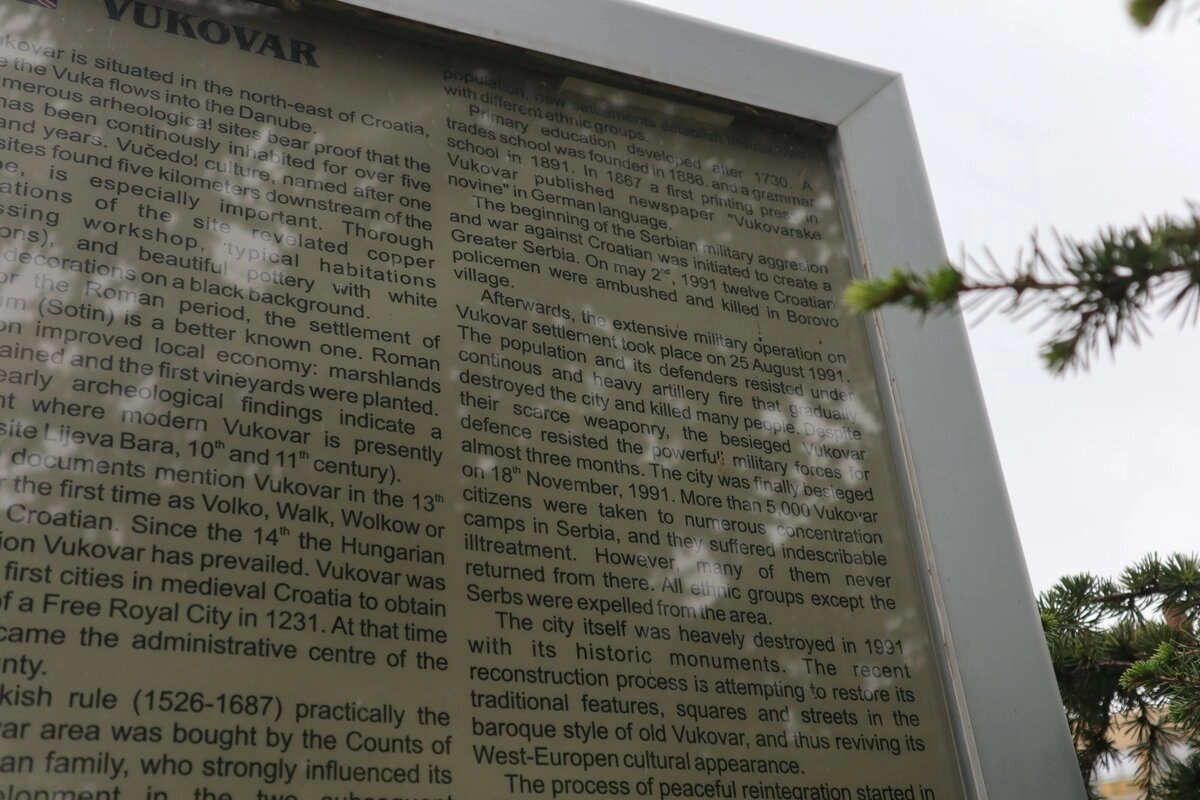 В вывесках везде сквозит что сербы - 