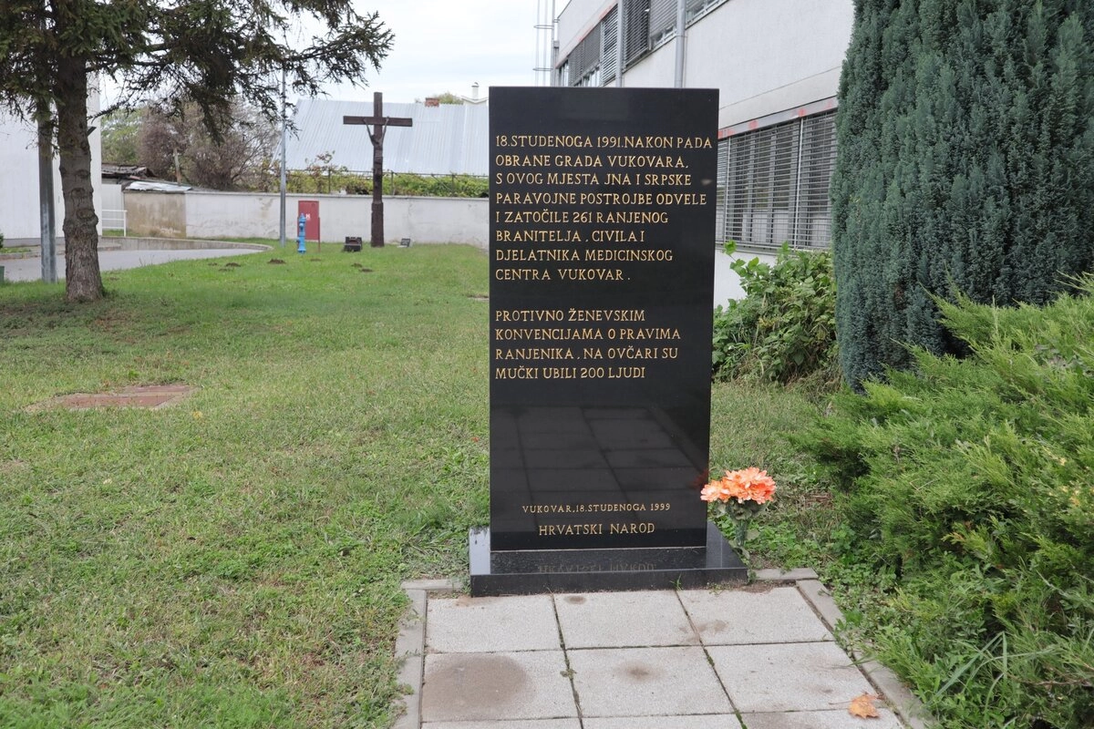 Памятный знак на территории госпиталя времён осады города югославской армией. От попавшей на территорию больницу бомбы погибло более 200 человек.