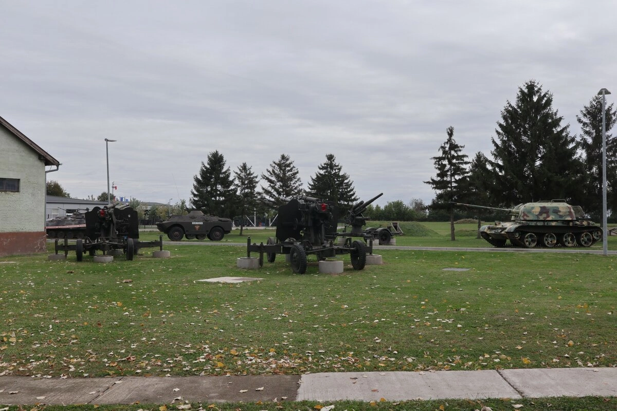 На окраине Вуковара - огромный музей его обороны. Куча оружия хорватской армии, 