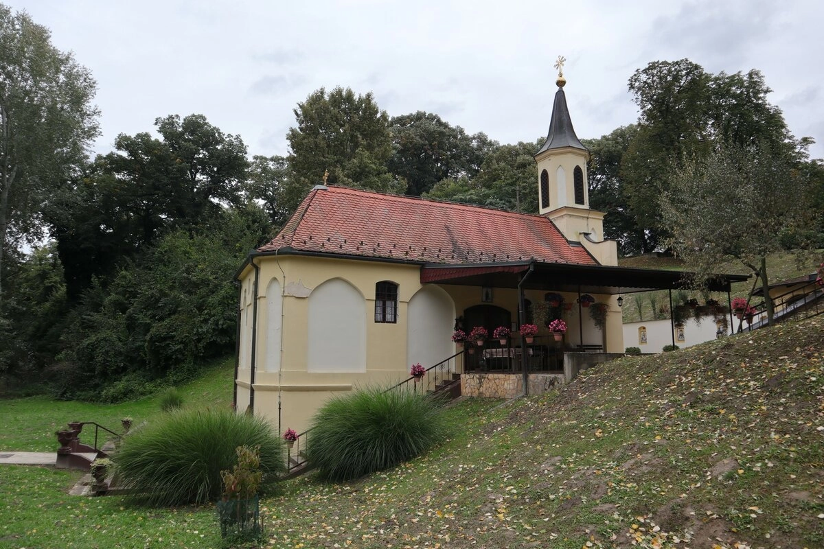 В этом плане чем-то удивительным представляется сохранившаяся в городе сербская православная церковь. Одна из немногих, сохранившаяся во всей Хорватии.