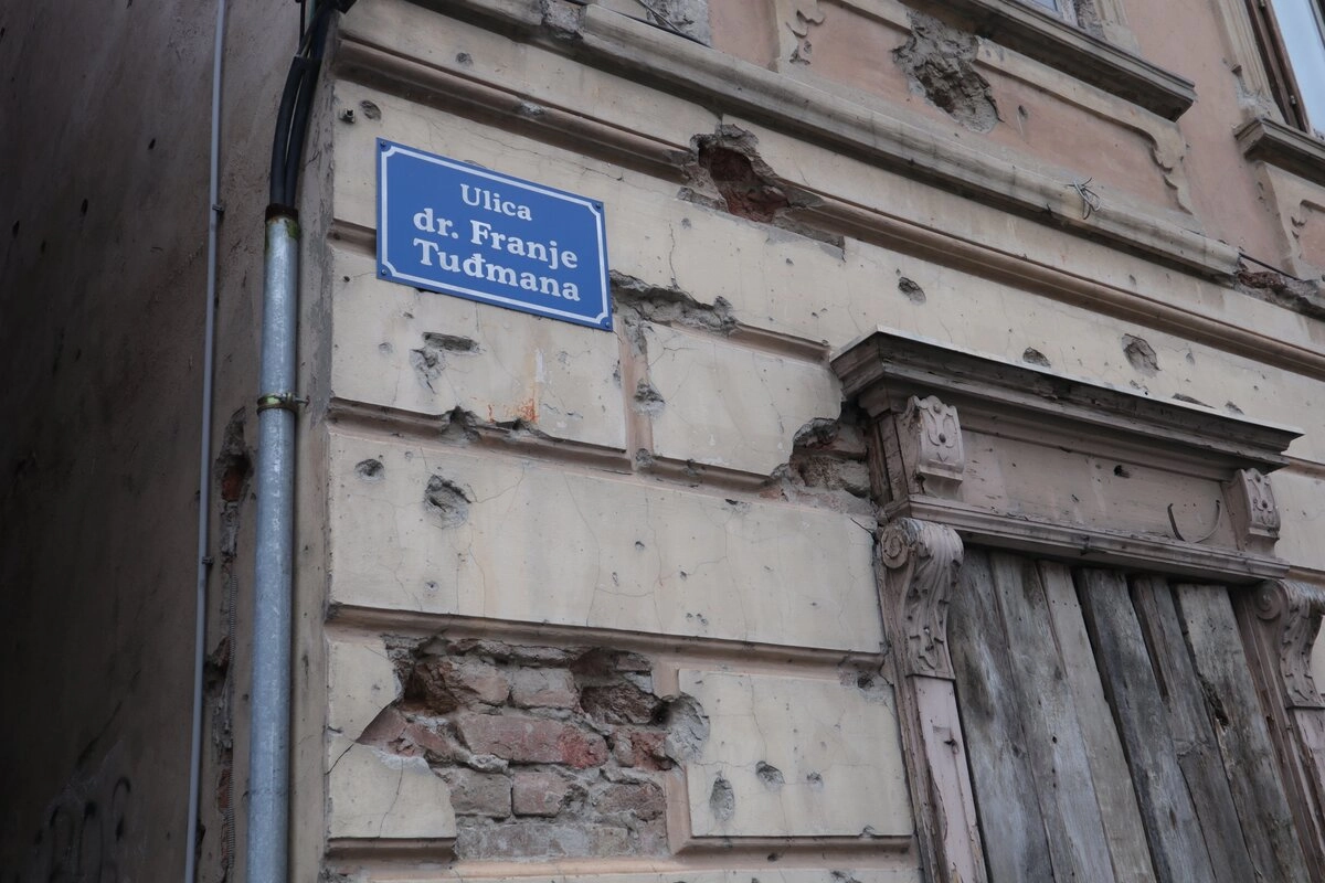 Одна из улиц носит имя Франьо Туджмана - первого президента Хорватии. Символично, что вывеска с его именем висит на доме, который весь в следах от обстрелов.. В общем то, благодаря ему они там и появились.