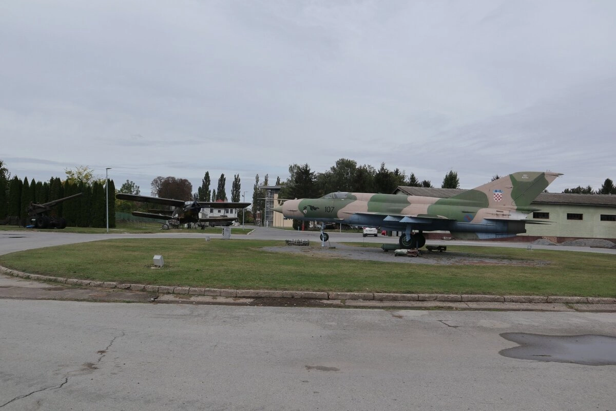 Сложно, конечно, обвинять одну сторону, не очень имея отношение к тему. У хорватов были свои мотивы отделяться, тем более, что сербы в противостоянии тоже показали себя далеко не с лучшей стороны. На контролировавшихся ими территориях также происходил геноцид хорватского населения, также оттуда были беженцы. Это, скорее, пост о том, насколько разные ситуации в разных странах бывшей Югославии сложились.. Где-то сохраняется баланс, где-то он до сих пор ищется, а где-то одна сторона полностью захватила всё в свои руки.