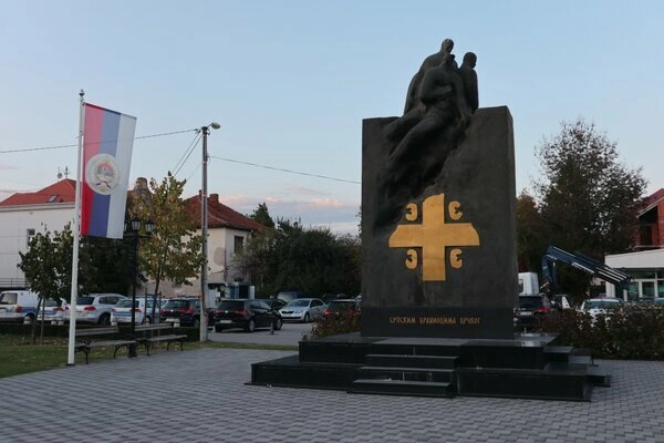 В городе имеется три мемориала погибшим воинам: сербский, 