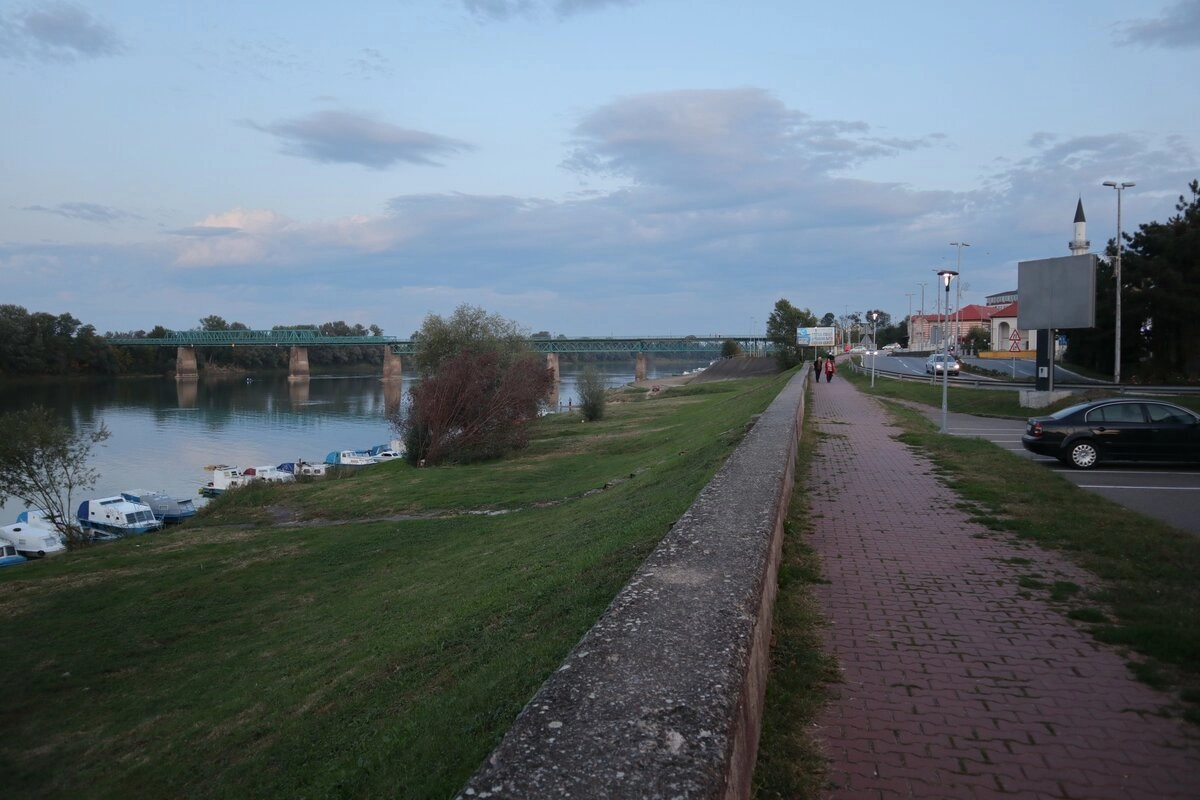 Город Брчко - совсем маленький, стоит на берегу реки Савы, той же самой что протекает в Загребе и впадает в Дунай в Белграде. На другой стороне реки - уже Хорватия. 