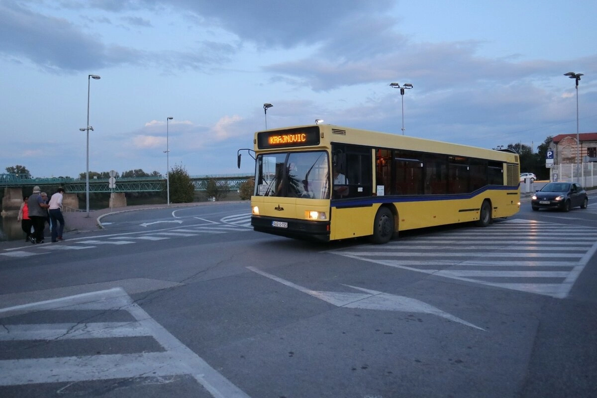 По городу курсируют белорусские автобусы МАЗ - единственное место в Боснии, где они есть.